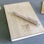 Holzkugelschreiber Marissa bedrucken blau schreibend Buche — Produktfoto 3