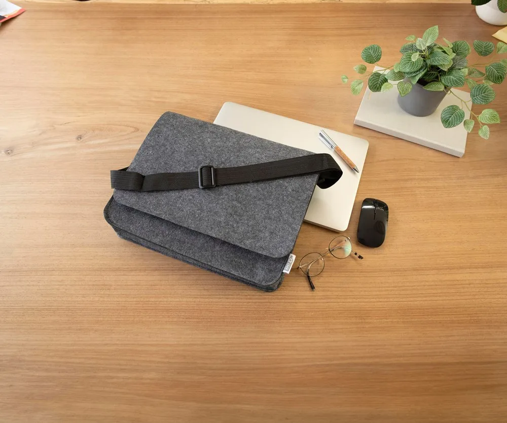 Laptoptas Layla | Gerecycled vilt | 15 inch | Klittenband productfoto 2 - Hidalgo-werbeartikel Laptoptas Layla | Gerecycled vilt | 15 inch | Klittenband — productfoto 2