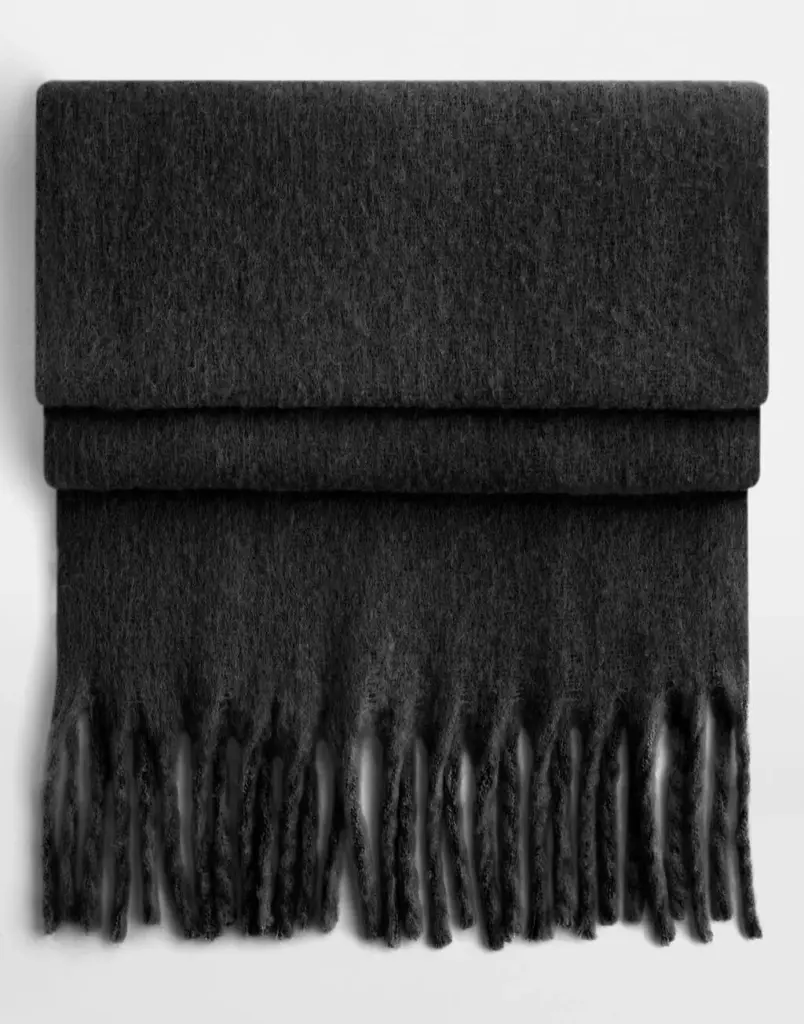 156_69_101_f-2025_01jpg - Hidalgo 15669 - Fluffy Scarf, black — productfoto 2